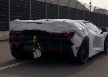 Lamborghini Revuelto SV: Суперкар снимает камуфляж