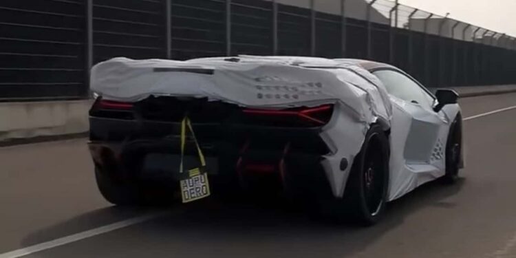 Lamborghini Revuelto SV: Суперкар снимает камуфляж