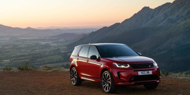 Land Rover прекращает производство Discovery Sport. Компактный внедорожник, который провёл на конвейере 11 лет, завершит свою историю в декабре этого года. Последним модельным годом для модели станет 2026-й.