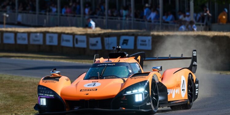 Ландо Норрис вывел гиперкар McLaren на публику в Гудвуде
