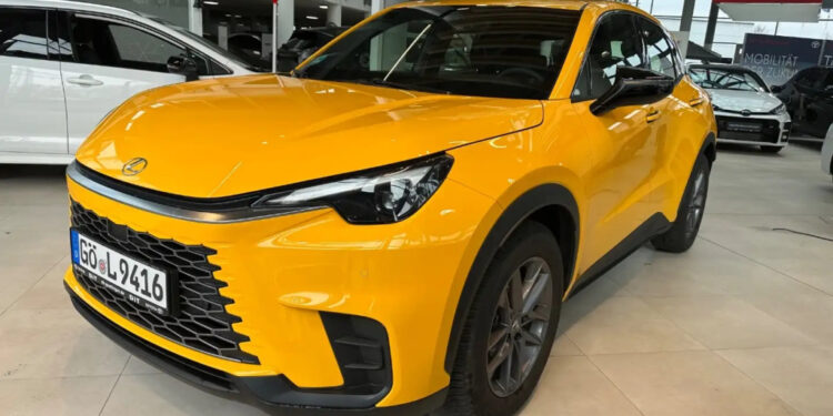 Lexus LBX с гибридом и гарантией на семь лет — редкое предложение