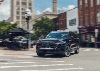 Lincoln Aviator 2026: Старая школа роскоши в новом обличье