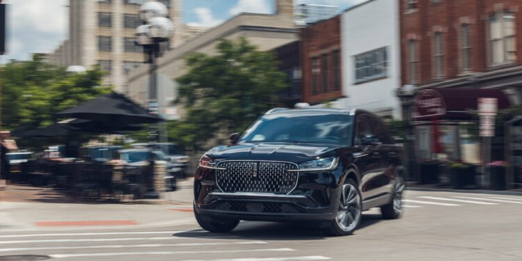 Lincoln Aviator 2026: Старая школа роскоши в новом обличье