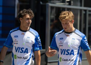 Лоусон и Линдблад сбежали от роскоши Формулы-1: пилоты Racing Bulls полетели домой обычным рейсом easyJet