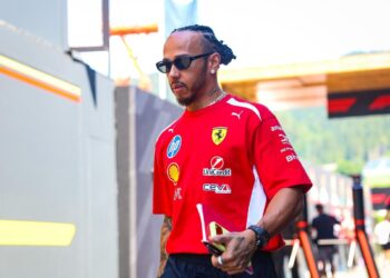 «Льюис Хэмилтон — как Майкл Джордан»: звезда фильма «F1» сравнил пилота с легендой НБА