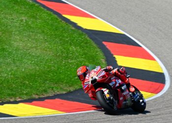 Марк Маркес вырывает поул на Гран-при Германии MotoGP, Беззеки разбивает байк