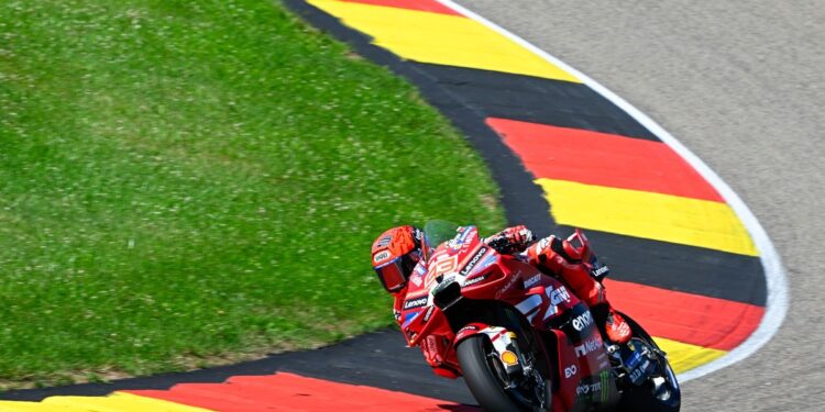 Марк Маркес вырывает поул на Гран-при Германии MotoGP, Беззеки разбивает байк