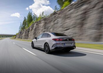 Mercedes-Benz C-Class EV 2027: первые официальные фото