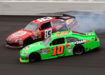 Месть в NASCAR, которая пошла не по плану: когда мститель выбивает сам себя