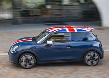 Mini Cooper Oxford Edition (2026): Юбилейная спецверсия с флагом на крыше
