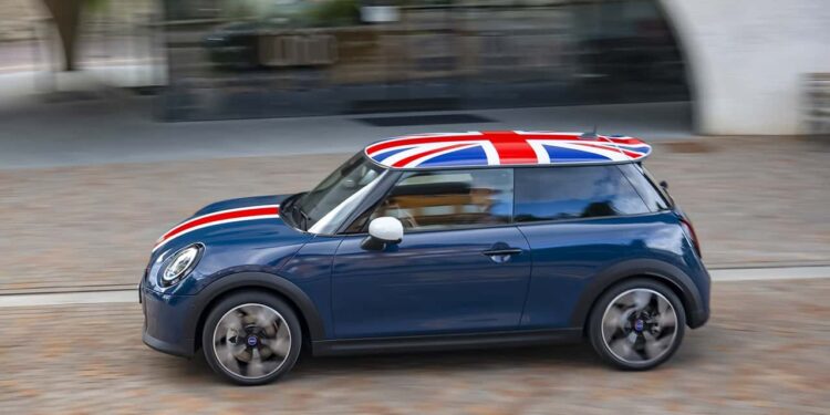 Mini Cooper Oxford Edition (2026): Юбилейная спецверсия с флагом на крыше