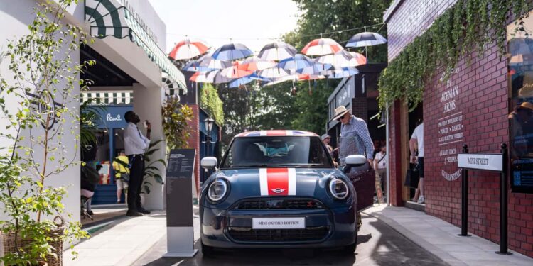Mini Street 2026: Goodwood превратили в паб