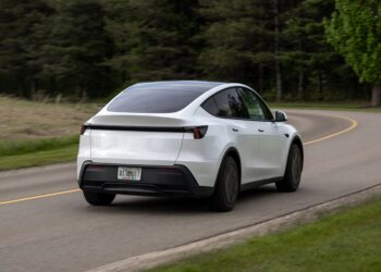 Младший брат: Tesla Model Y 2026 года подешевела, но потеряла в оснащении