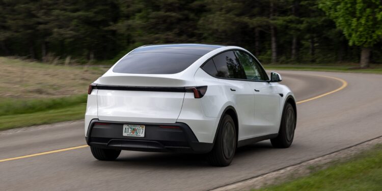 Младший брат: Tesla Model Y 2026 года подешевела, но потеряла в оснащении