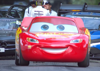 Молния Маккуин штурмует Гудвудский холм: легендарный персонаж Pixar прокатился по легендарной трассе