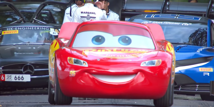 Молния Маккуин штурмует Гудвудский холм: легендарный персонаж Pixar прокатился по легендарной трассе