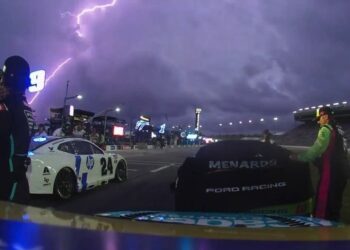 Молния остановила гонку NASCAR Cup в Атланте