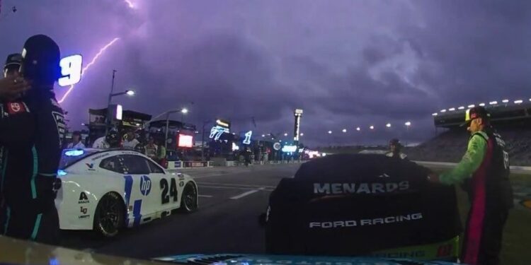 Молния остановила гонку NASCAR Cup в Атланте