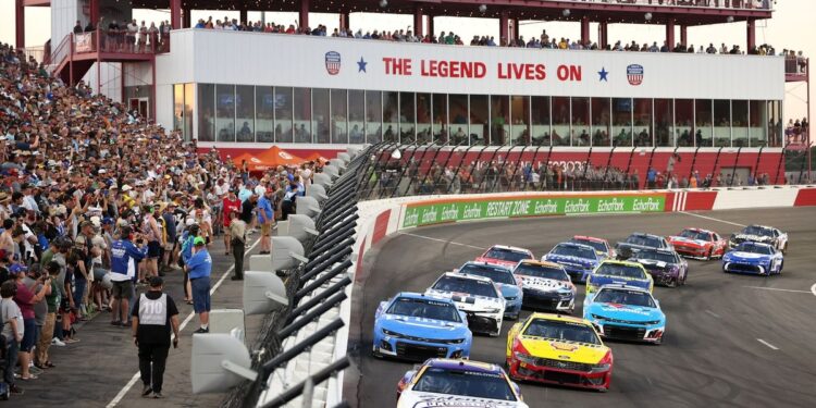 На North Wilkesboro возвращается гонка NASCAR за очки впервые за 30 лет. Как смотреть уикенд