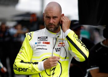 Напряжение нарастает: NASCAR сводит Остина Хилла и Шейна ван Гисбергена