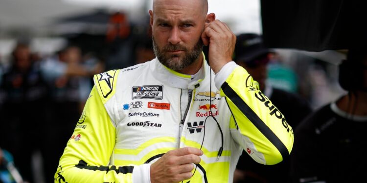 Напряжение нарастает: NASCAR сводит Остина Хилла и Шейна ван Гисбергена