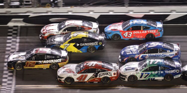 NASCAR снижает мощность на суперспидвеях — и это хорошо
