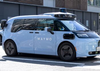 NHTSA разрешит роботакси без педали тормоза — инновации или риск?