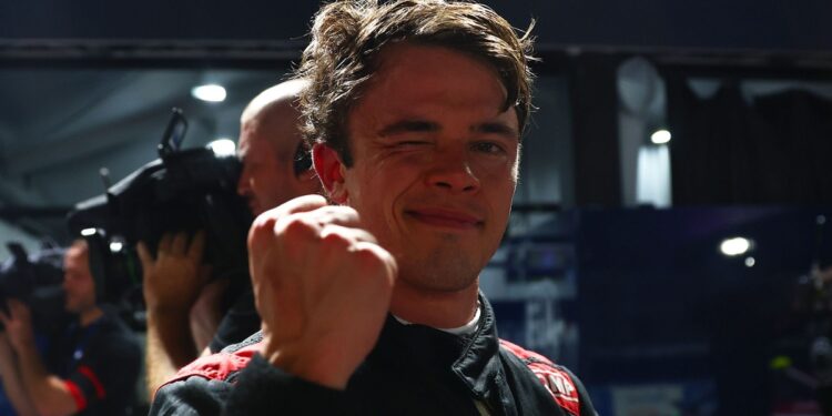 Nyck de Vries выиграл сумасшедший Токио E-Prix, Деннис — лидер чемпионата