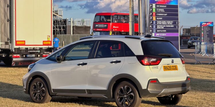 Обзор Honda Jazz e:HEV 2026: малолитражка, которую у нас не купить