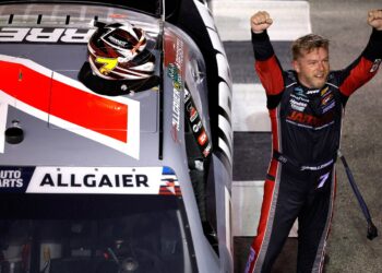 Оллгейер выиграл безумную гонку NASCAR в Атланте: двойной овертайм и четыре красных флага