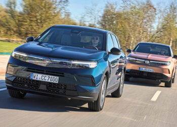 Opel Grandland: бензин или батарея — что круче для семьи?