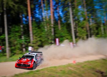 Пайяри в шаге от дебютной победы в WRC: феноменальный гравийный мастер-класс в Эстонии