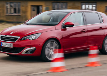 Peugeot 308 с пробегом: почему «вечный двигатель» — не про него