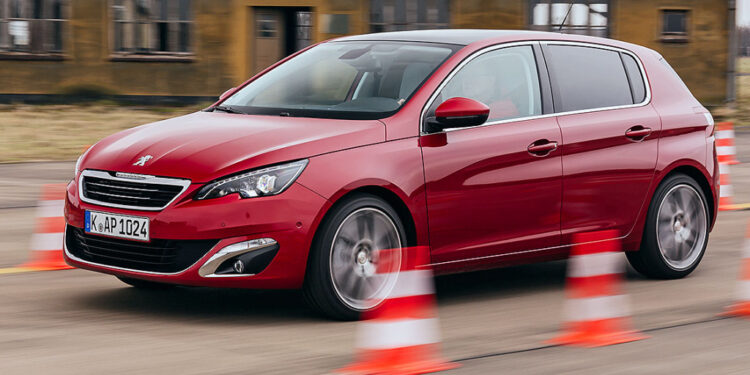 Peugeot 308 с пробегом: почему «вечный двигатель» — не про него