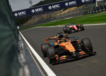 Пиастри проигрывает на прямых: McLaren указал на странную проблему с силовой установкой
