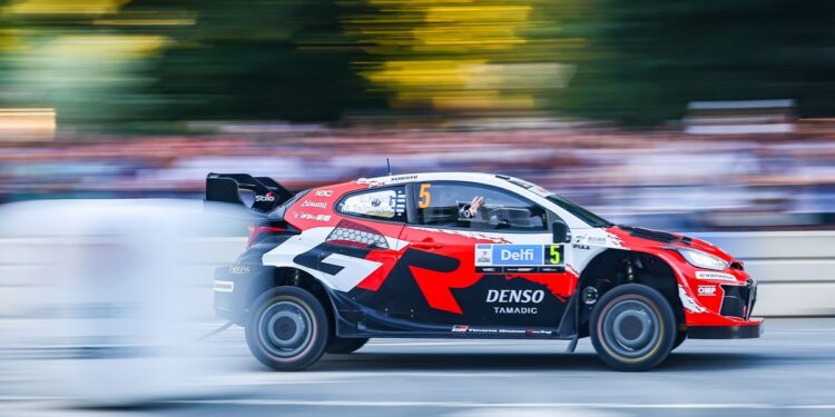 Пилот Toyota выиграл семь спецучастков подряд и возглавил Ралли Эстонии