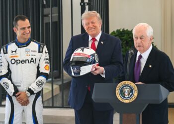 Президент Дональд Трамп встретился с пилотами IndyCar в Белом доме