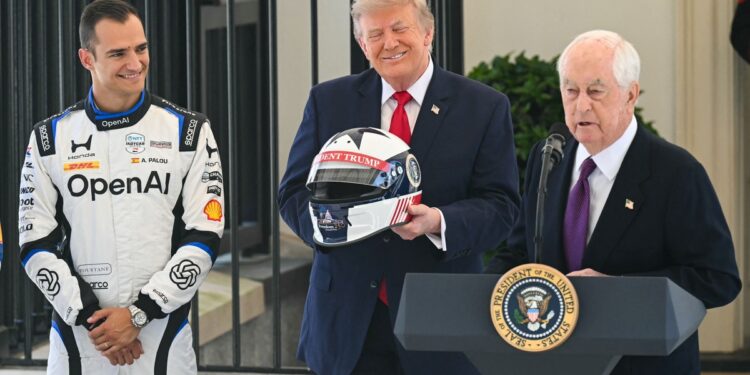 Президент Дональд Трамп встретился с пилотами IndyCar в Белом доме