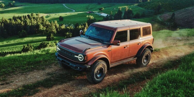 Продажи Ford Bronco бьют рекорды: внедорожник вплотную приблизился к Jeep Wrangler