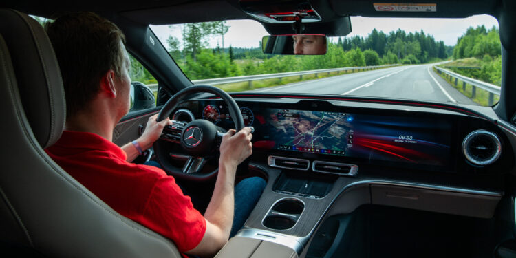 Пятое поколение Mercedes C-Klasse полностью переходит на электрическую тягу. Решение, которое может вызвать споры, но инженеры бренда уверены: скептикам нужно просто прокатиться.