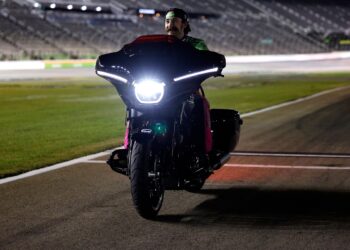 Райан Блэйни рассекал по овалу Атланты на мотоцикле после ночной победы в NASCAR