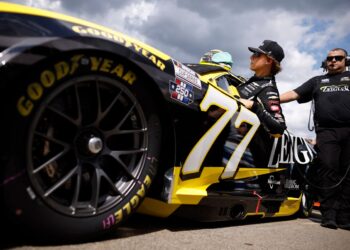 Разборки в NASCAR: Хосевар и Смит выясняют отношения — разобраться могут только они сами