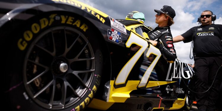 Разборки в NASCAR: Хосевар и Смит выясняют отношения — разобраться могут только они сами