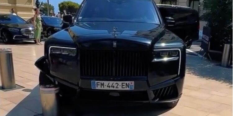 Rolls-Royce Cullinan в Монако: встреча с боллардом обернулась дорогим ремонтом