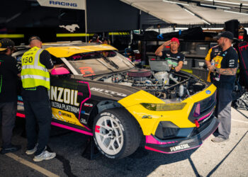 RTR показал, как профессионалы настраивают Mustang для Formula Drift