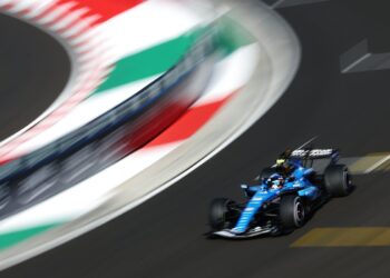 Сайнс: Williams должен вдохновляться рывком Aston Martin
