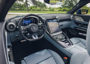 Салон Mercedes-AMG SL63 S E Performance 2026: гибридный монстр внутри