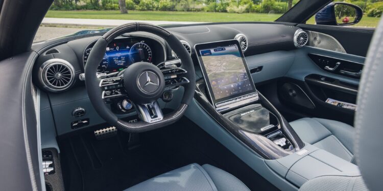 Салон Mercedes-AMG SL63 S E Performance 2026: гибридный монстр внутри