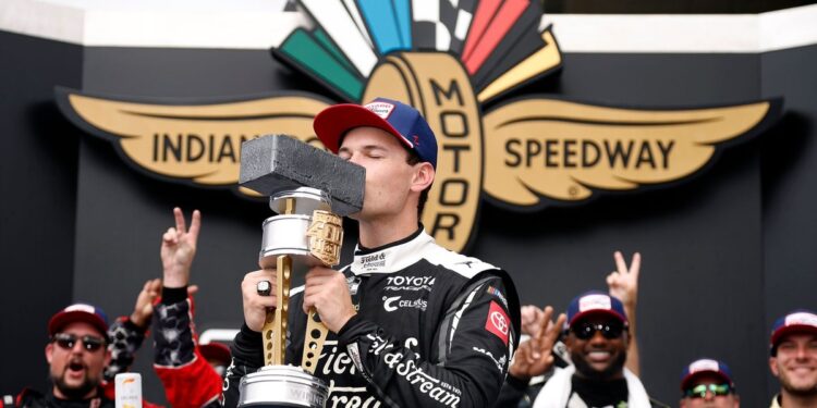 Сенсация в Индианаполисе: Кори Хайм разрывает Brickyard 400