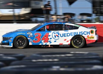 Тодд Гиллиланд снова удивил: гонщик Front Row Motorsports пробился в финал In-Season Challenge, где победитель получит чек на миллион долларов.